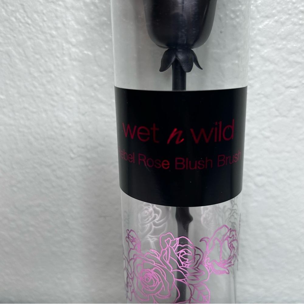 Wet n Wild Rebel Rose Blush Brush - Picture 3 of 10